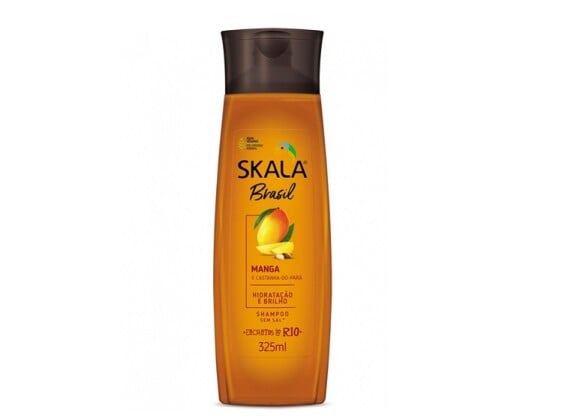 O shampoo à base de Manga e Castanha do Pará da Skala a hidratar e a manter o controle do cabelo fino
