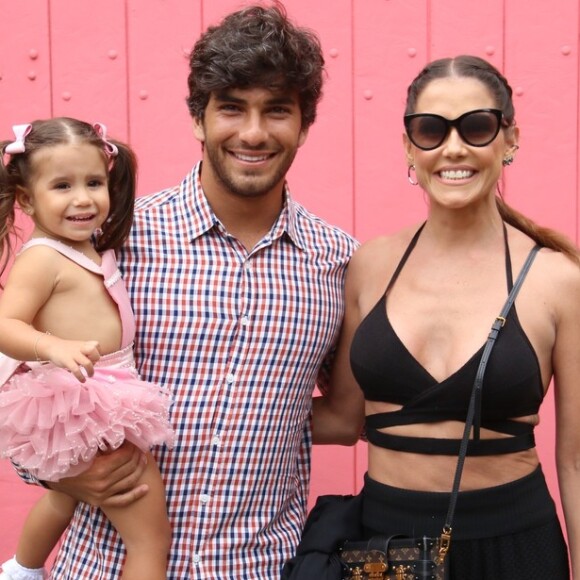 Deborah Secco e Hugo Moura são os pais de Maria Flor, de 2 anos