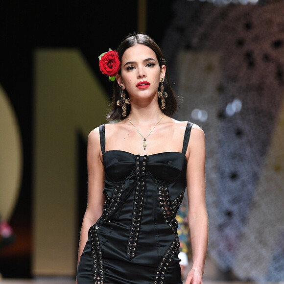 Bruna Marquezine desfilou na Semana de Moda de Milão neste domingo, 23 de setembro de 2018