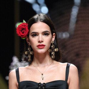 Bruna Marquezine se deitou em chão de hotel após ficar presa do lado de fora do quarto: 'Tô cansada? Sim! Tô com fome? Sim!'