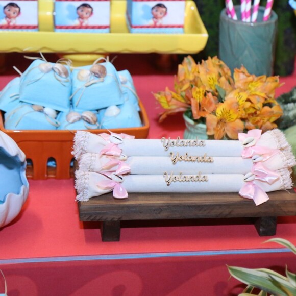 Muito capricho na mesa do bolo de Yolanda