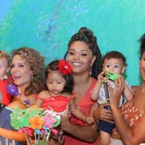 Juliana Alves posou com as amigas Débora Nascimento, Maira Charken, Sheron Menezzes e Aline Dias no aniversário da filha, Yolanda