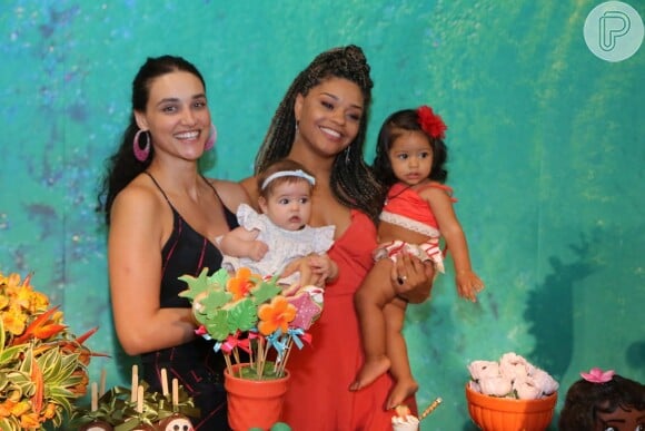 Débora Nascimento e a filha, Bella, prestigiaram o aniversário de Yolanda, filha de Juliana Alves