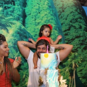 Juliana Alves e Ernani Nunes cantaram parabéns para a filha, Yolanda
