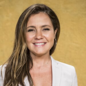 Laureta (Adriana Esteves) ironiza Karola (Deborah Secco) nos últimos capítulos da novela 'Segundo Sol': 'A boa filha à casa torna, não é, Karolinha? Disgraça, o que aconteceu no seu cabelo?'