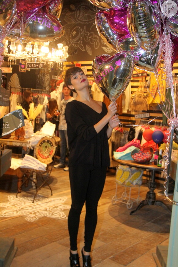 Sophie Charlotte foi a convidada da inauguração da loja Rosa Chá, na noite de quinta-feira, 14 de agosto de 2014, no shopping Fashion Mall, em São Conrado, na Zona Sul do Rio. Simpática, a atriz posou rodeada pelos balões decorativos do espaço, todos em formato de coração