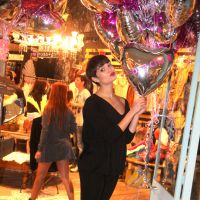 Sophie Charlotte brinca com balões de gás em inauguração de loja no Rio