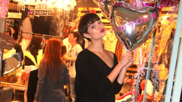 Sophie Charlotte brinca com balões de gás em inauguração de loja no Rio