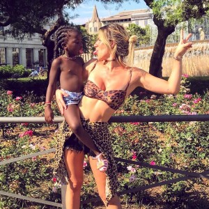 Filha de Giovanna Ewbank, Títi exibiu tranças afro longas e embutidas recentemente