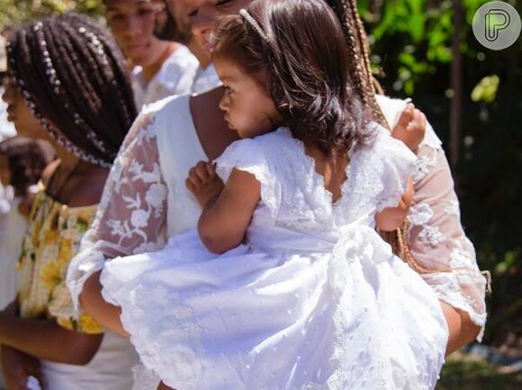 Yolanda, filha de Juliana Alves, posou no colo da atriz durante seu batizado