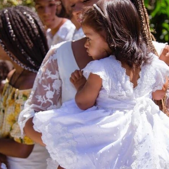 Yolanda, filha de Juliana Alves, posou no colo da atriz durante seu batizado