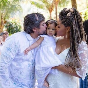 Juliana Alves e Ernani Nunes batizaram a filha, Yolanda, de 1 ano