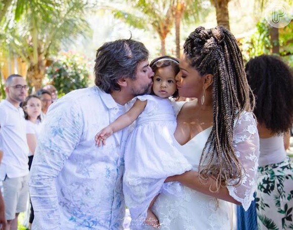 Juliana Alves e Ernani Nunes batizaram a filha, Yolanda, de 1 ano