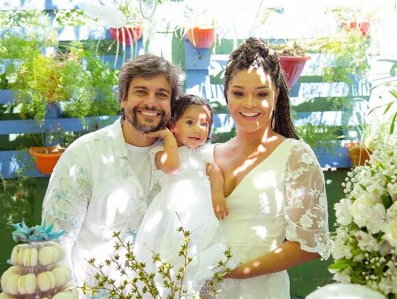Juliana Alves e Ernani Nunes posaram com a filha, Yolanda, no colo