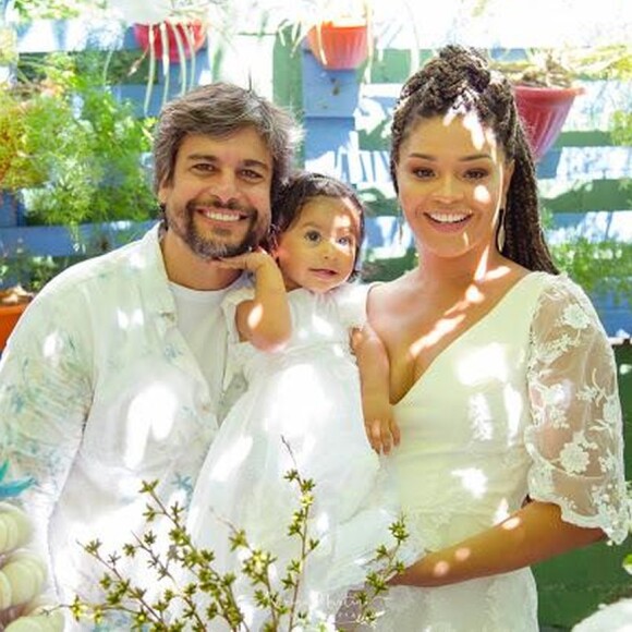 Juliana Alves e Ernani Nunes posaram com a filha, Yolanda, no colo