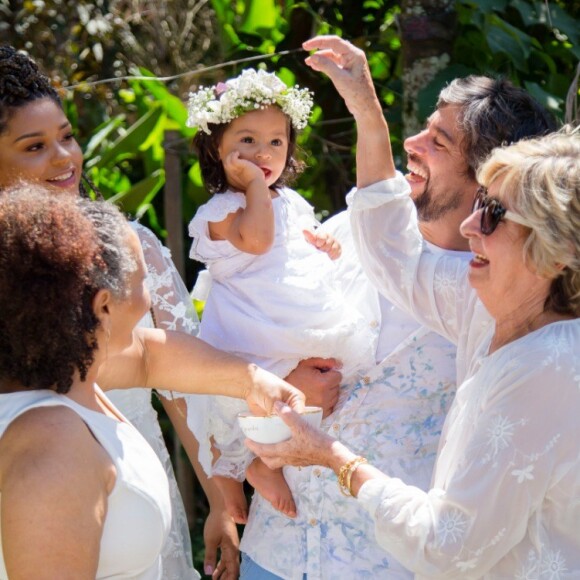 Família reunida! Juliana Alves e o marido receberam amigos e familiares no batizado de Yolanda