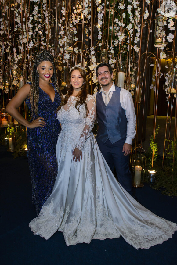 Na noite anterior Juliana Alves participou do casamento de Mariana Saint Martin e Lucas Lameirão no Grand Hyatt, no Rio de Janeiro, com vestido assinado por Valéria Costa.