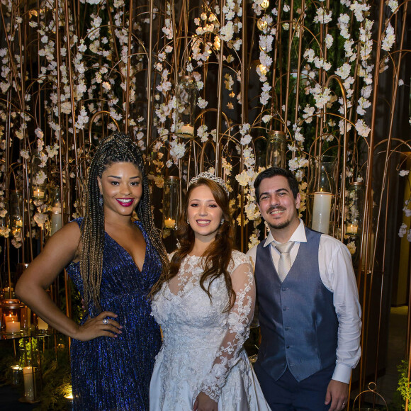 Na noite anterior Juliana Alves participou do casamento de Mariana Saint Martin e Lucas Lameirão no Grand Hyatt, no Rio de Janeiro, com vestido assinado por Valéria Costa.