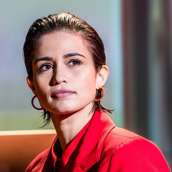 Nanda Costa não consegue responder mensagens de parabéns por tamanho da unha: 'Estou desesperada'