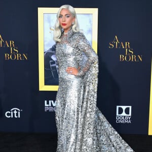 Lady Gaga apostou em produção prateda para première de filme realizada no Shrine Auditorium, em Los Angeles, Califórnia, nesta segunda-feira, 24 de setembro de 2018