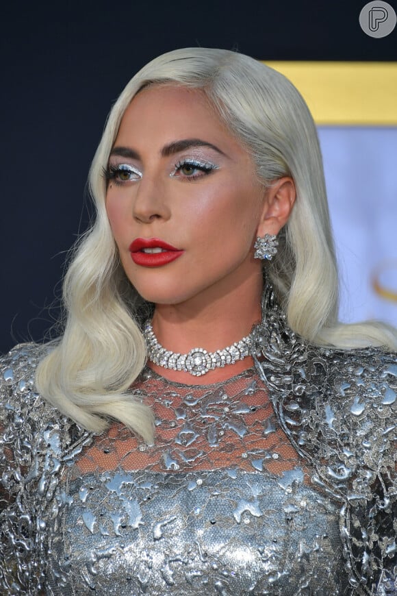 Lady Gaga completou produção com delineado prateado, batom vermelho e cabelo platinado, com ondas definidas
