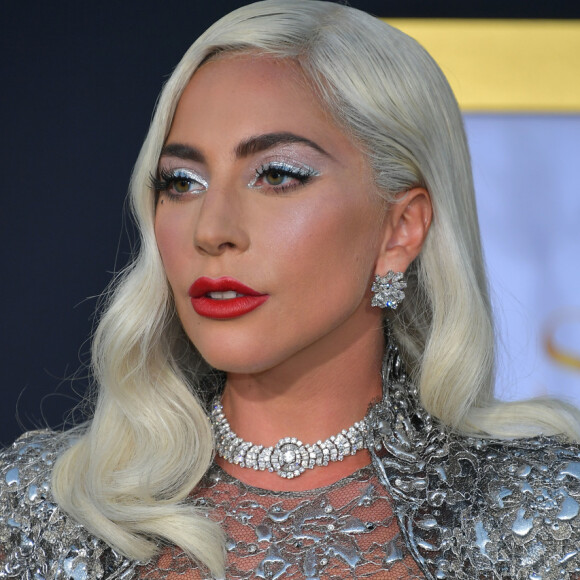 Lady Gaga completou produção com delineado prateado, batom vermelho e cabelo platinado, com ondas definidas