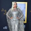 Lady Gaga usou vestido longo, personalizado pela diretora artística Clare Waight Keller, da grife francesa Givenchy