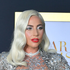 Lady Gaga usou vestido longo, personalizado pela diretora artística Clare Waight Keller, da grife francesa Givenchy