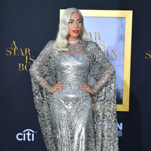 Lady Gaga usou vestido longo, personalizado pela diretora artística Clare Waight Keller, da grife francesa Givenchy