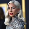 Lady Gaga investe em look prateado para a première do filme 'A Star Is Born' ('Nasce uma Estrela)