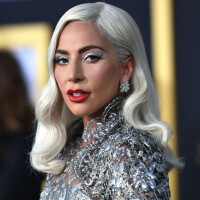 Lady Gaga orna maquiagem e longo Givenchy prata em première de filme. Ao look!