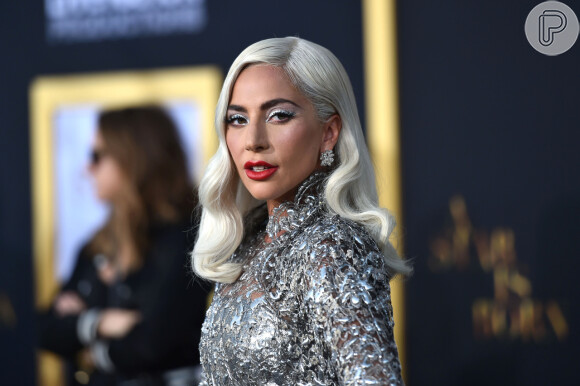 Lady Gaga investe em look prateado para a première do filme 'A Star Is Born' ('Nasce uma Estrela)