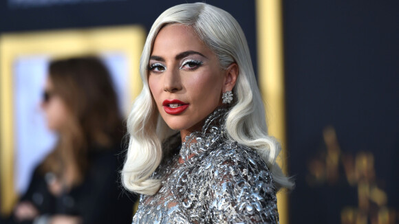 Lady Gaga orna maquiagem e longo Givenchy prata em première de filme. Ao look!