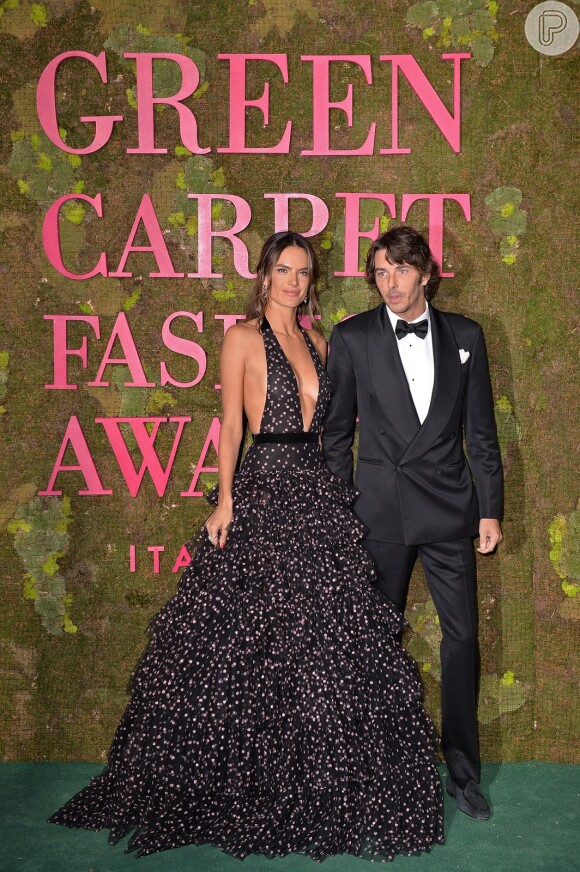 Alessandra Ambrósio surge com novo namorado no Green Carpet Fashion Awards 2018, deste domingo, 23 de setembro de 2018