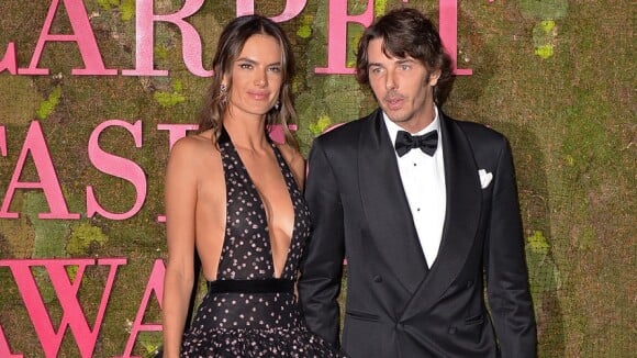 Alessandra Ambrosio leva namorado italiano a prêmio de moda sustentável. Fotos!