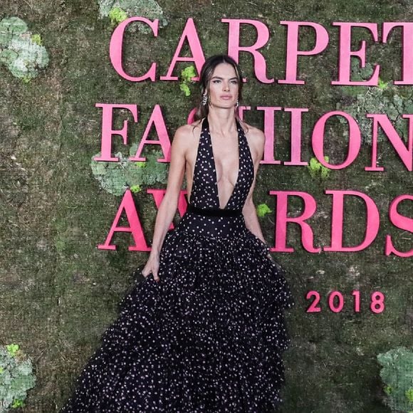 Alessandra Ambrósio investiu em um vestido superlongo, com decote ao limite, da grife Philosophy by Lorenzo Serafini