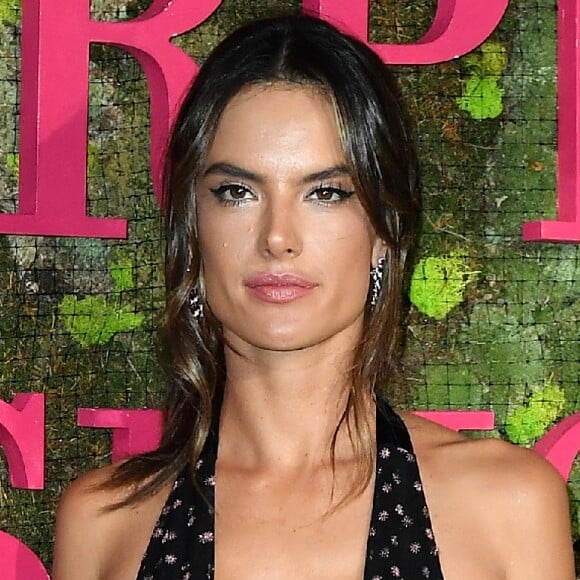 Alessandra Ambrósio apostou em maquiagem rosada com olhos delineados em gatinho