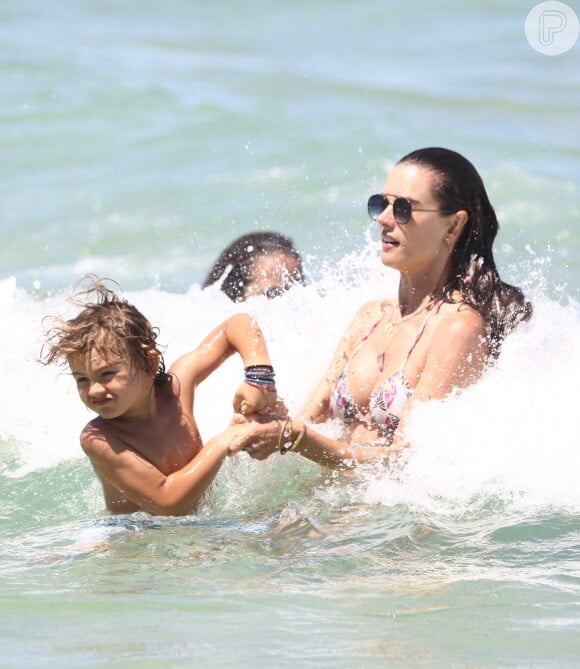 Alessandra Ambrosio é mãe de Noah Phoenix, de seis anos