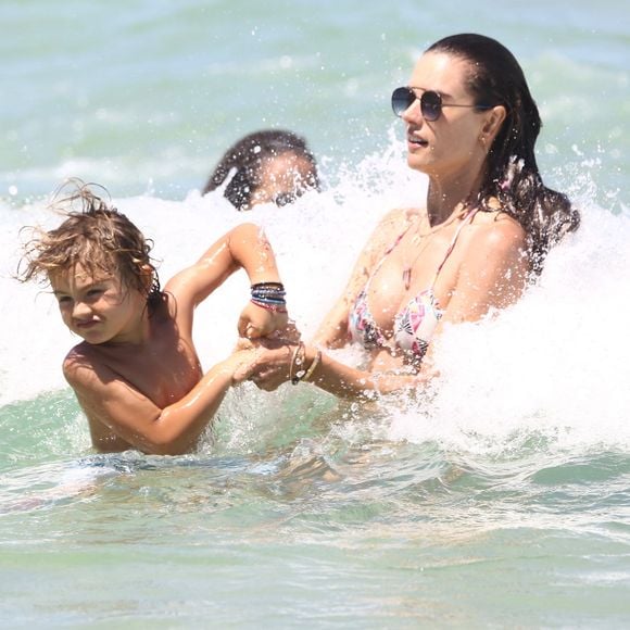 Alessandra Ambrosio é mãe de Noah Phoenix, de seis anos
