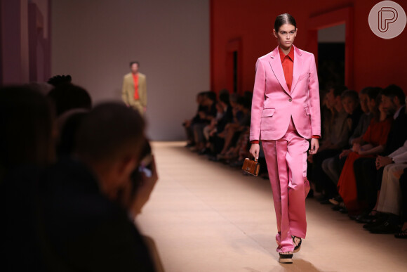 Outubro rosa: outra boa opção é o terno, como este Salvatore Ferragamo