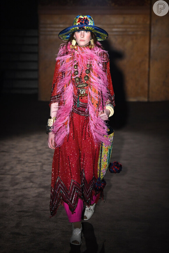 Outubro rosa: o look Gucci tem volume e acessórios na parte da frente e é uma ótima pedida