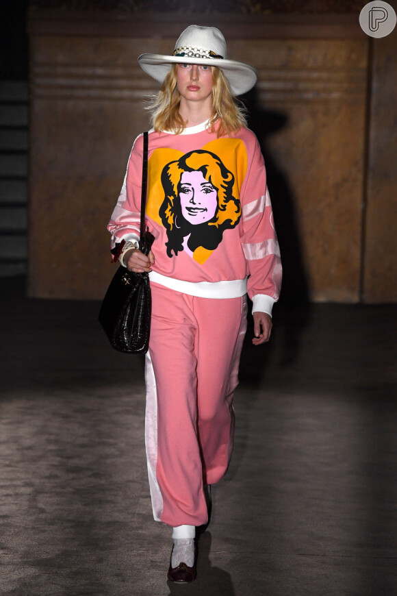 Outubro rosa: look Gucci com estampa frintal