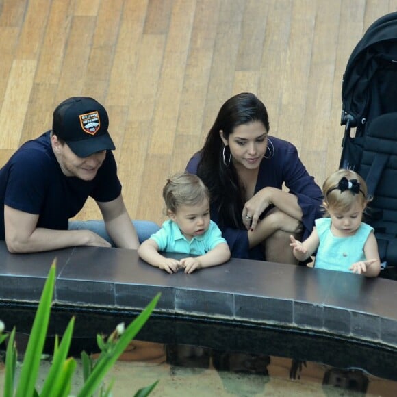 Michel Teló e Thais Fersoza passearam com filhos em shopping carioca