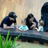 Michel Teló e Thais Fersoza visitaram shopping no Rio com filhos, Melinda e Teodoro