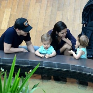 Michel Teló e Thais Fersoza visitaram shopping no Rio com filhos, Melinda e Teodoro