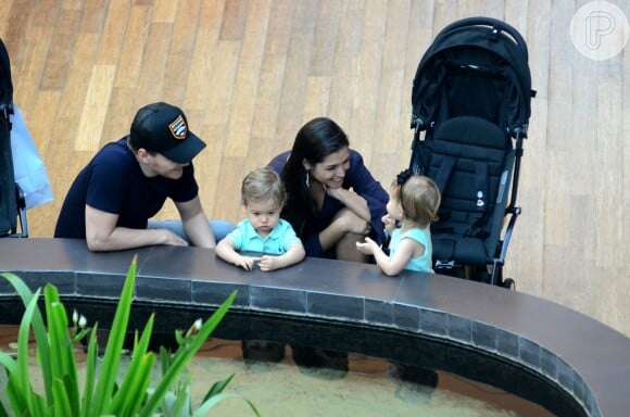 Michel Teló e Thais Fersoza visitaram shopping no Rio com filhos, Melinda e Teodoro
