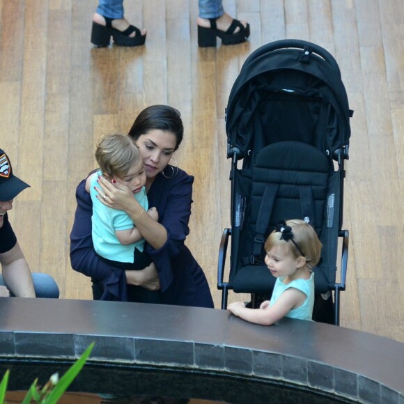 Michel Teló e Thais Fersoza brincaram com filhos durante passeio em shopping do Rio