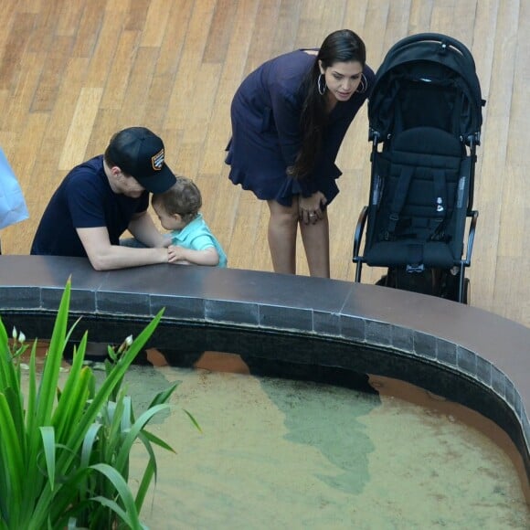 Michel Teló e Thais Fersoza estiveram em shopping do Rio de Janeiro com filhos nesta terça-feira, 25 de setembro de 2018