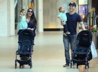 Filha de Michel Teló e Thais Fersoza acena para fotógrafo em passeio com os pais