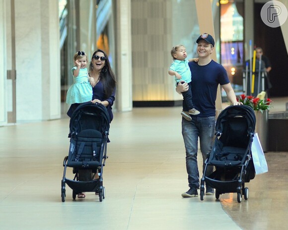 Michel Teló e Thais Fersoza passearam com filhos, Melinda e Teodoro, em shopping do Rio nesta terça-feira, 25 de setembro de 2018